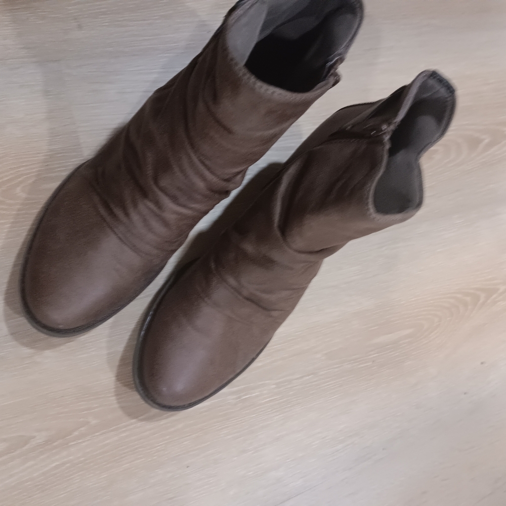 Bare traps boots 👢
